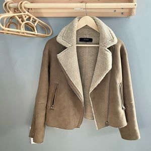 Zara sherpa jacket with side pockets. Perfect condition!